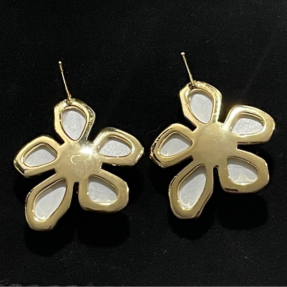 🌸 Elegant White Blossom Stud Earrings - Picture 3 of 3